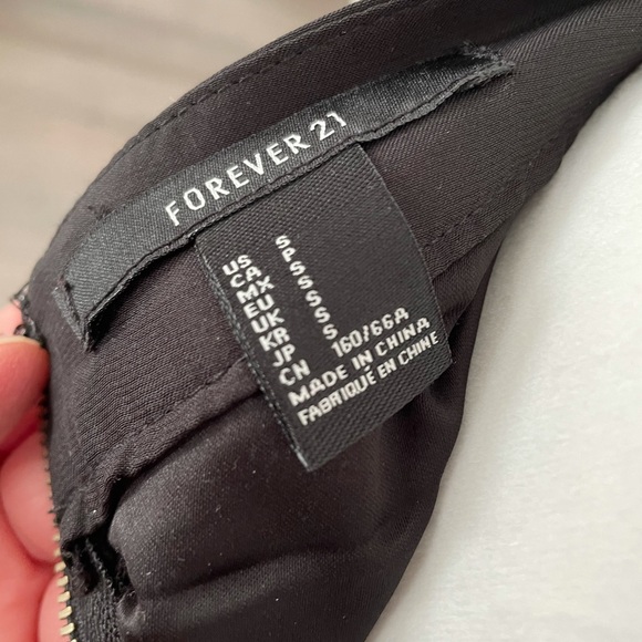 Cute little black lace skirt - Picture 3 of 3